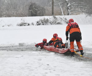 Gdy załamie się lód. Co robić, by uratować siebie lub kogoś, gdy wpadnie do wody?