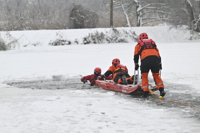 Gdy załamie się lód. Co robić, by uratować siebie lub kogoś, gdy wpadnie do wody?