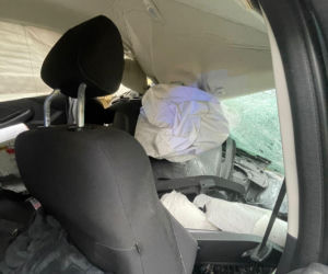 Groźny wypadek pod Bydgoszczą! Kierowca zakleszczony w aucie po uderzeniu w drzewo