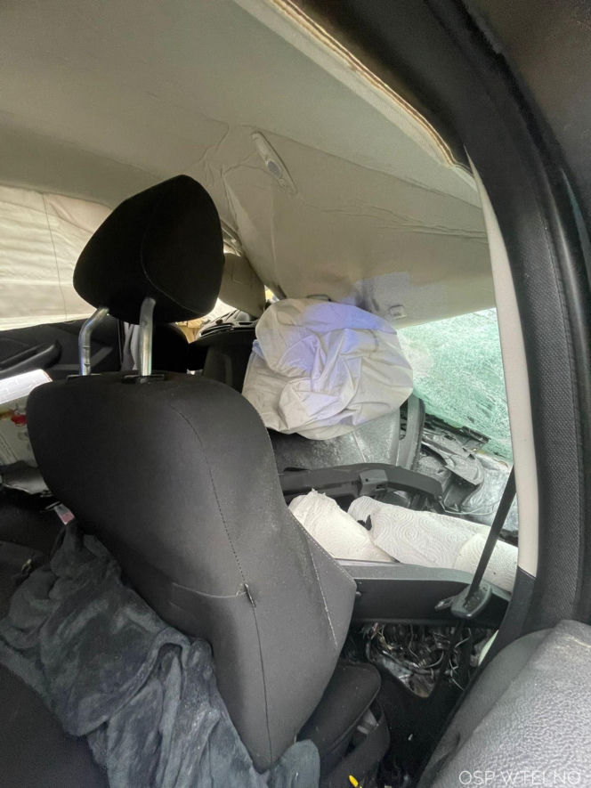 Groźny wypadek pod Bydgoszczą! Kierowca zakleszczony w aucie po uderzeniu w drzewo