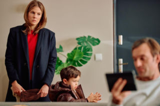 Na Wspólnej, odcinek 4171: Kariera Mariusza wisi na włosku. Mężczyzna ucieka w alkohol i odsuwa się od Oli