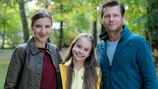 M jak miłość odc. 1914. Natalka (Dominika Suchecka), Hania (Wiktoria Basik), Adam Karski (Patryk Szwichtenberg)