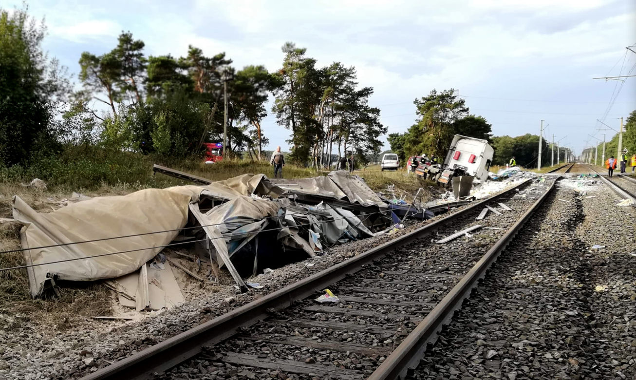 Tir przewoził paszę dla zwierząt