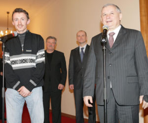 Lech Kaczyński i Jarosław Kaczyński na sportowych zdjęciach