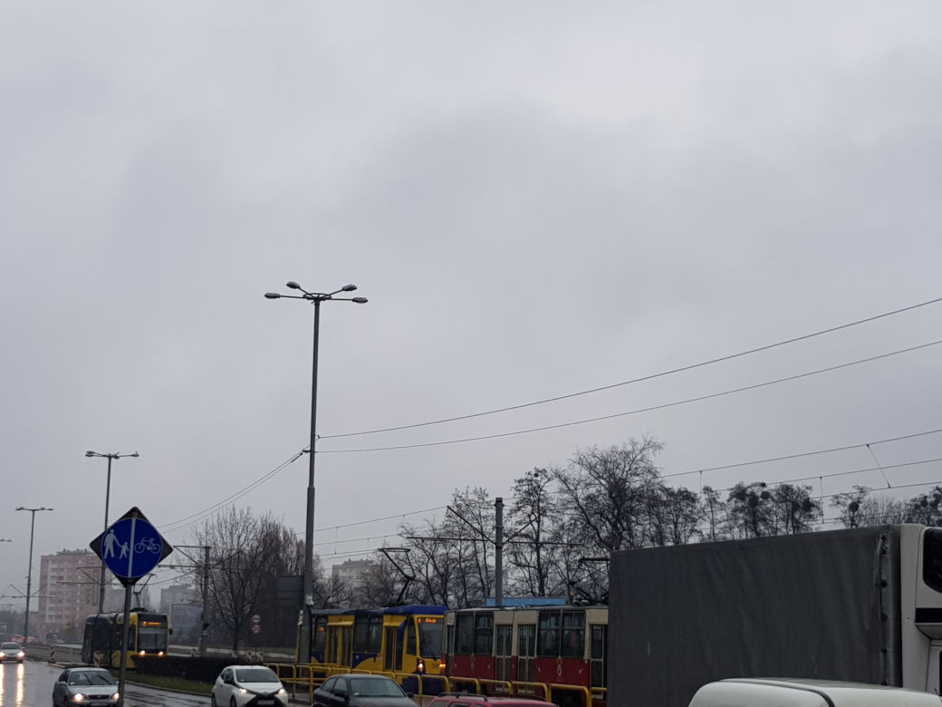 Kolizja samochodu osobowego z tramwajem na ul. Uniwersyteckiej w Toruniu