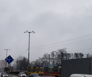 Kolizja samochodu osobowego z tramwajem na ul. Uniwersyteckiej w Toruniu