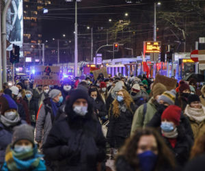 Strajk Kobiet we Wrocławiu. Przemarsz ulicami miasta i przepychanki z policją [ZDJĘCIA] 