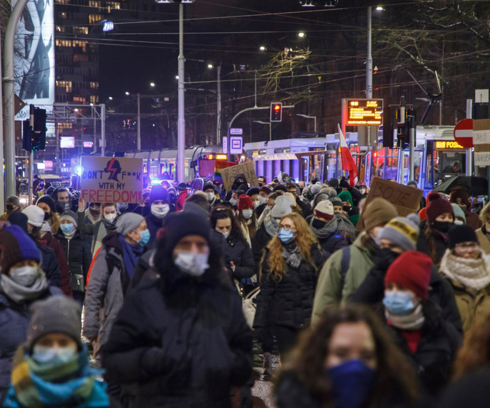 Strajk Kobiet we Wrocławiu. Przemarsz ulicami miasta i przepychanki z policją [ZDJĘCIA] 