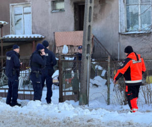 Wstrząsające odkrycie w zrujnowanym domu w Ursusie. Dwa zamarznięte ciała na łóżkach