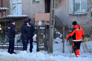 Wstrząsające odkrycie w zrujnowanym domu w Ursusie. Dwa zamarznięte ciała na łóżkach