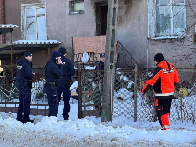 Wstrząsające odkrycie w zrujnowanym domu w Ursusie. Dwa zamarznięte ciała na łóżkach