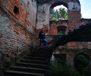 MROCZNY dwór w Małopolsce. TAJEMNICZE ruiny zamieszkują duchy? Sprawdź [ZDJĘCIA]