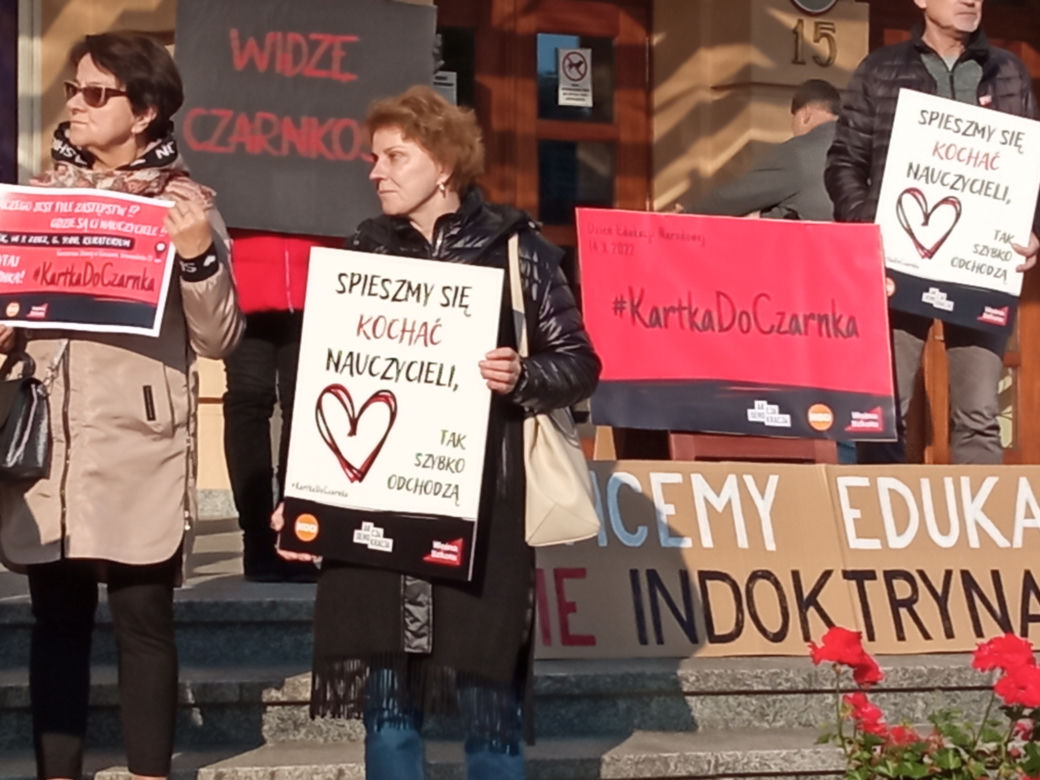 „Rząd przygotowuje sobie ciemnotę, którą łatwiej rządzić”. #Kartka do Czarnka w Rzeszowie. 