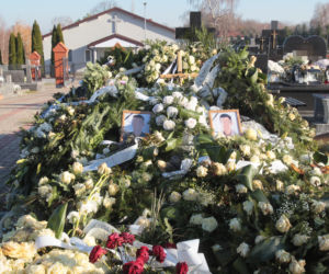 Cała okolica płacze po wypadku w Romanowie! Morze kwiatów przykryło trumny