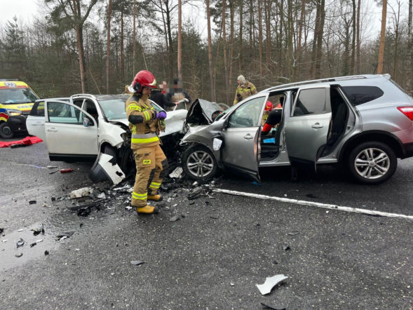 Kraksa dwóch osobówek na drodze krajowej. Trzy ofiary śmiertelne
