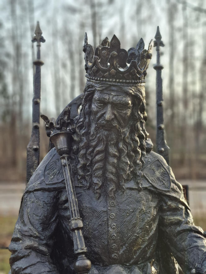 Nowa perełka Świętokrzyskiego. Posągi królów Polski obok legendarnego Dębu Bartka