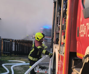 Pożar domu w Wielkiej Wsi. Jedna osoba poszkodowana, gmina organizuje pomoc przed świetami