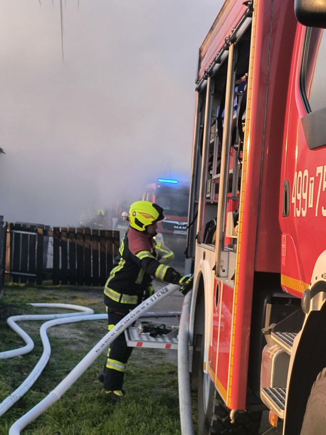 Pożar domu w Wielkiej Wsi. Jedna osoba poszkodowana, gmina organizuje pomoc przed świetami