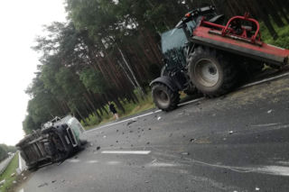 Poważny wypadek na DK1 w Kobiórze. Dostawczak zderzył się z ciągnikiem rolniczym. Jedna osoba jest ranna