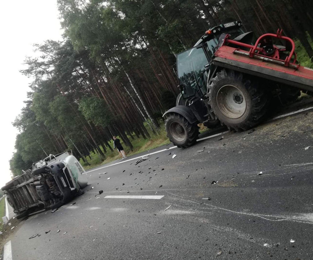 Poważny wypadek na DK1 w Kobiórze. Dostawczak zderzył się z ciągnikiem rolniczym. Jedna osoba jest ranna