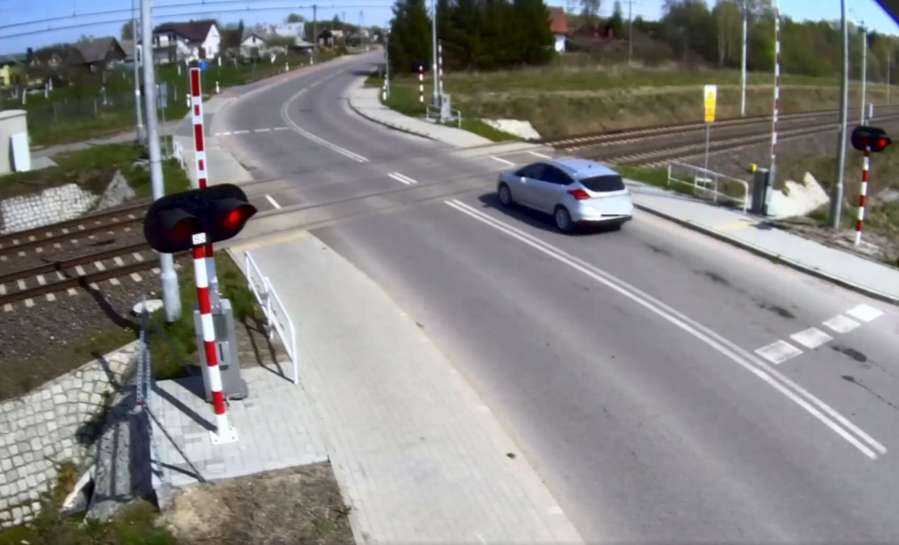 51- i 55-latka wiedziały lepiej. Wjechały na przejazd pod Ostrowią Mazowiecką mimo nadjeżdżającego pociągu! [ZDJĘCIA]