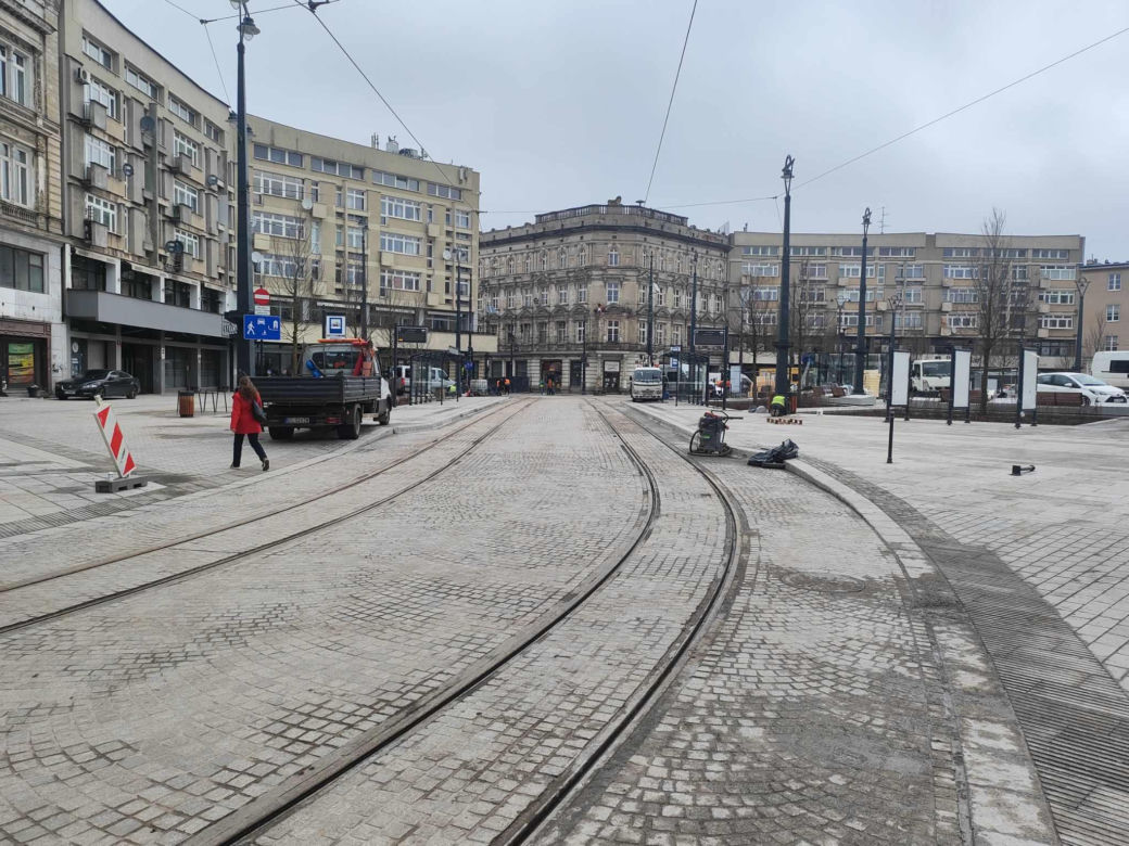 Plac wolności kilka dni przed otwarciem! Już odwiedzają go pierwsi łodzianie [ZDJĘCIA]