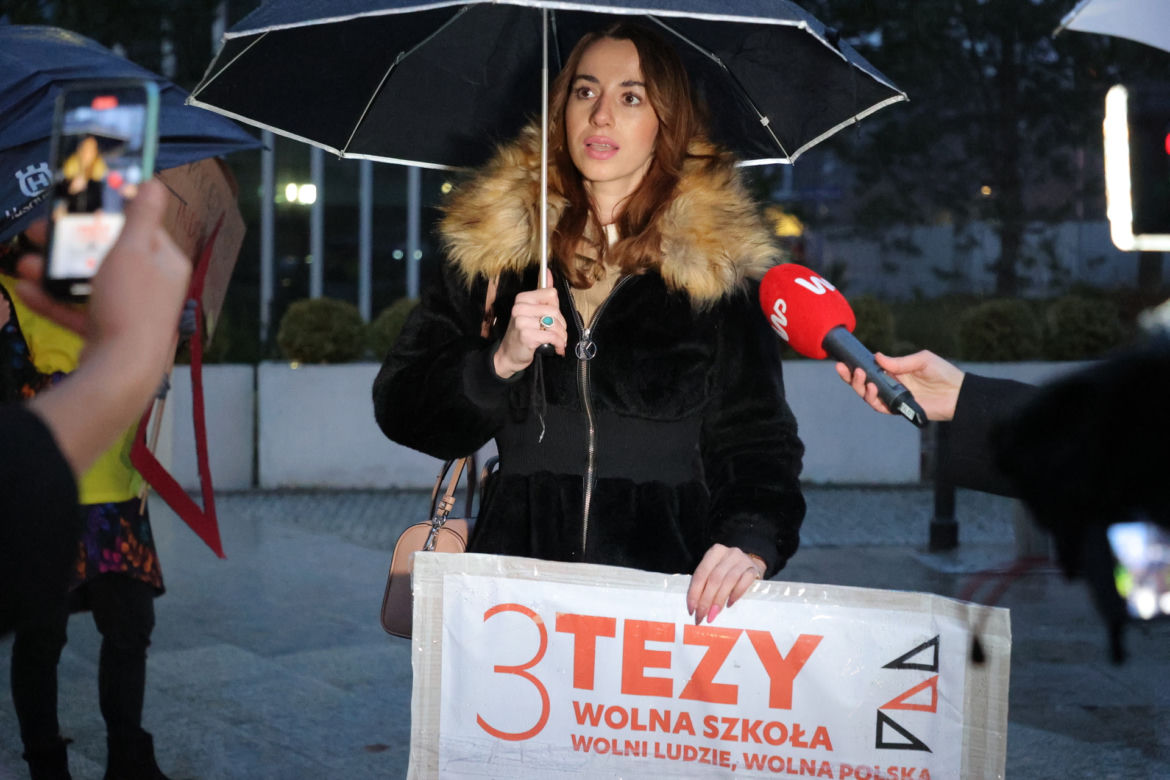 Protest przeciwko Lex Czarnek przez Sejmem. Marianna Schreiber 