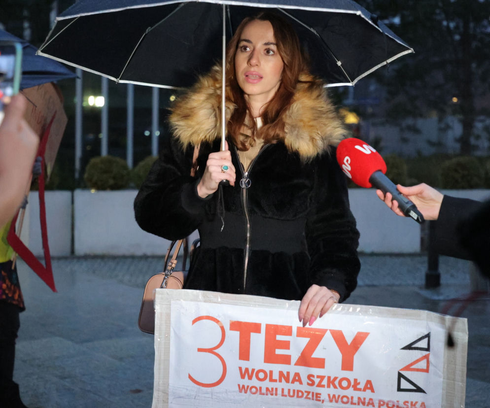 Protest przeciwko Lex Czarnek przez Sejmem. Marianna Schreiber 