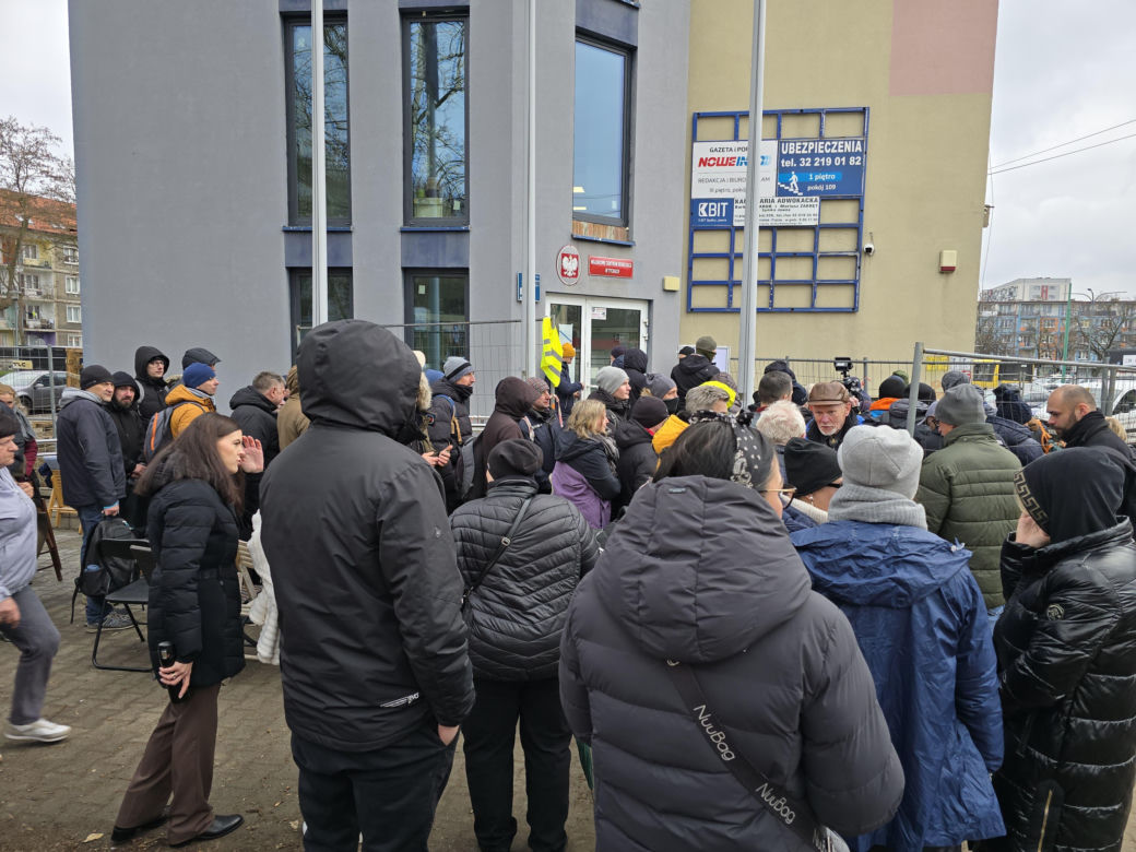 Kilkaset ludzi czeka przed wejściem do punktu obsługi grantobiorców w Tychach