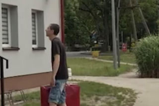 Tak teraz mieszka Jaruś z Chłopaków do wzięcia.  Miasto nie chciało pomóc