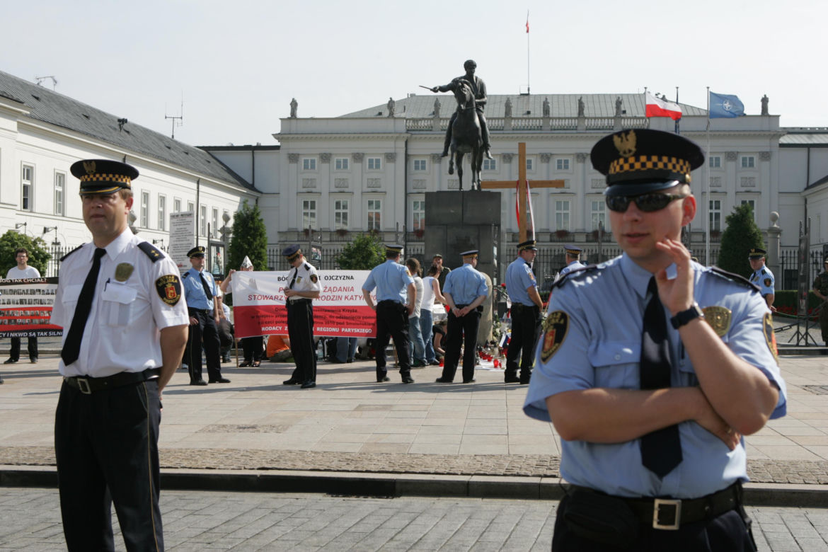 Nieudana próba przeniesienia krzyża sprzed Pałacu Prezydenckiego 3.08.2010