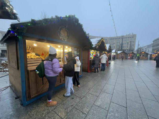 Pokémony, różowe gofry i zaskakujące różnice w cenach. Porównaliśmy łódzkie jarmarki