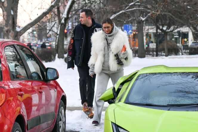 Klaudia Halejcio, mąż jej otworzył auto za całusa