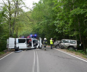 Zderzenie busa z terenówką