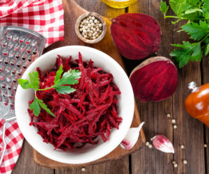 Masz ryzyko miażdżycy lub Alzheimera? 5 sałatek z burakiem, które ochronią Twój mózg i serce