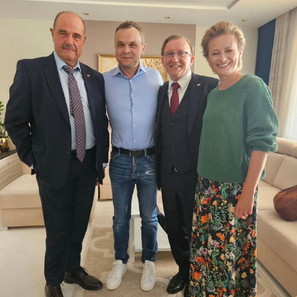 Ranczo 11 sezon na planie. Klaudia (Marta Chodorowska), Kozioł (Cezary Żak), Czerepach (Artur Barciś), Tomasz Sygut