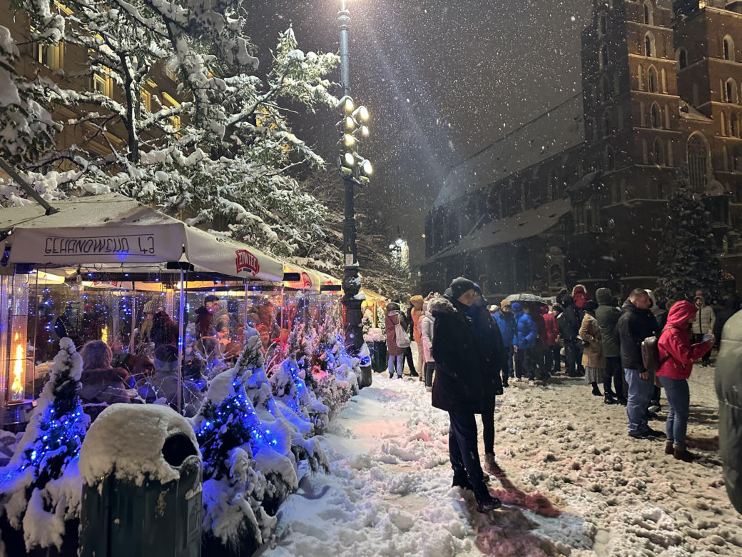 Choinka rozbłysła na Rynku Głównym. Tak wygląda Kraków w zimowej scenerii! 