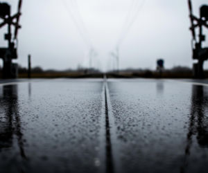 Ziębice: Wypadek na torach. Czy otwarte rogatki zabrały życie młodym rodzicom?