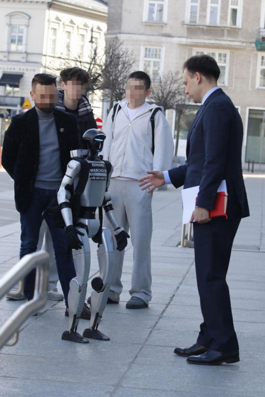 Spotkanie ministra finansów z robotem