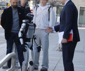 Spotkanie ministra finansów z robotem