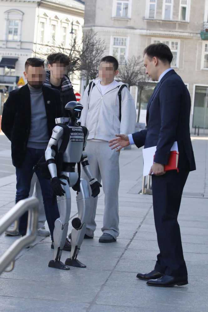 Spotkanie ministra finansów z robotem