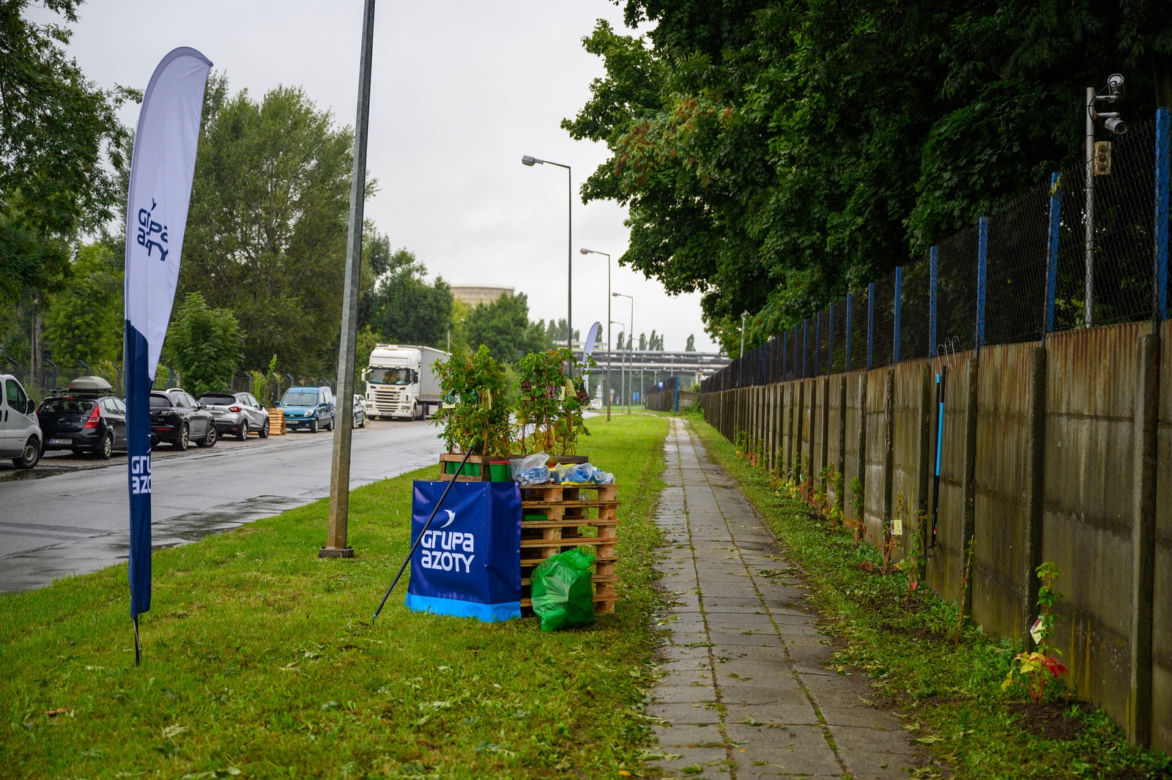 Zielone ogrodzenie przy płocie okalającym Grupę Azoty w Tarnowie