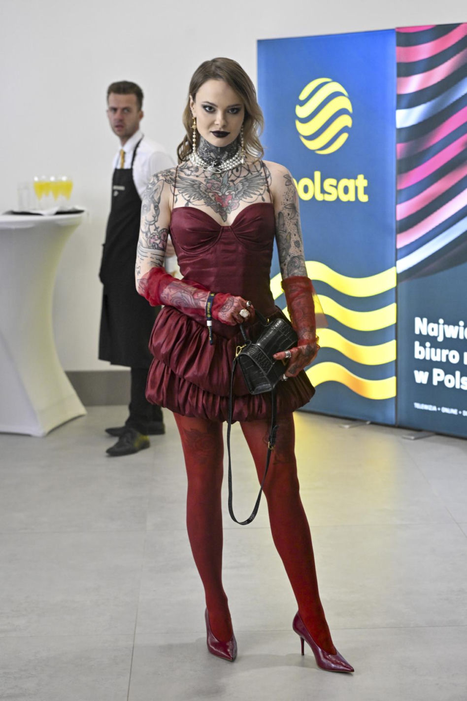 Mocne oko, ciemne usta i odważna sukienka. Monika Miller nie zna granic!
