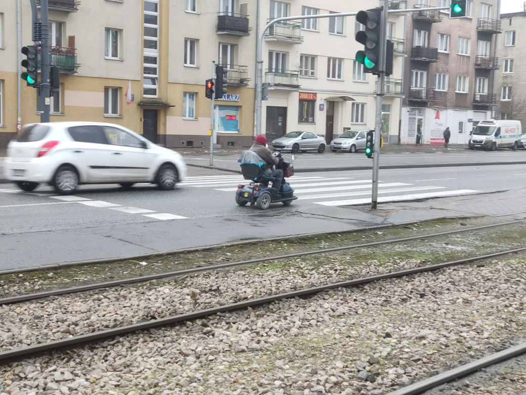 Grochowska się zapadła! Woda wyżłobiła dziurę na 7 metrów! Gigantyczne utrudnienia na Pradze