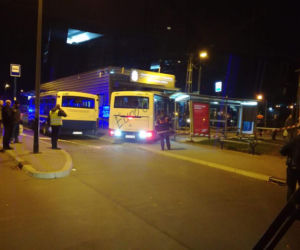 Kraków: Poranna kolizja dwóch autobusów linii 137 na pętli Krowodrza Górka. Uszkodzona została sieć trakcyjna [ZDJĘCIA]