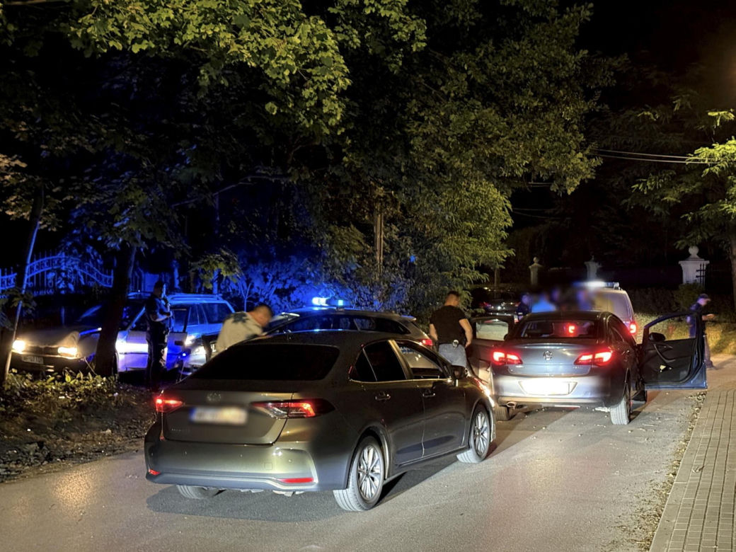 Nocny pościg na Białołęce. Samochodem huknął w drzewo, uciekając zgubił klapki