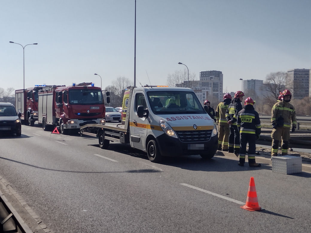 Auto zawisło na barierkach. Groźny wypadek na trasie Siekierkowskiej