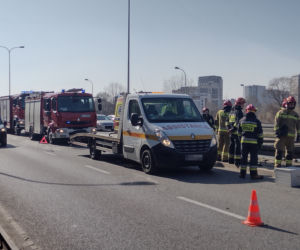 Auto zawisło na barierkach. Groźny wypadek na trasie Siekierkowskiej