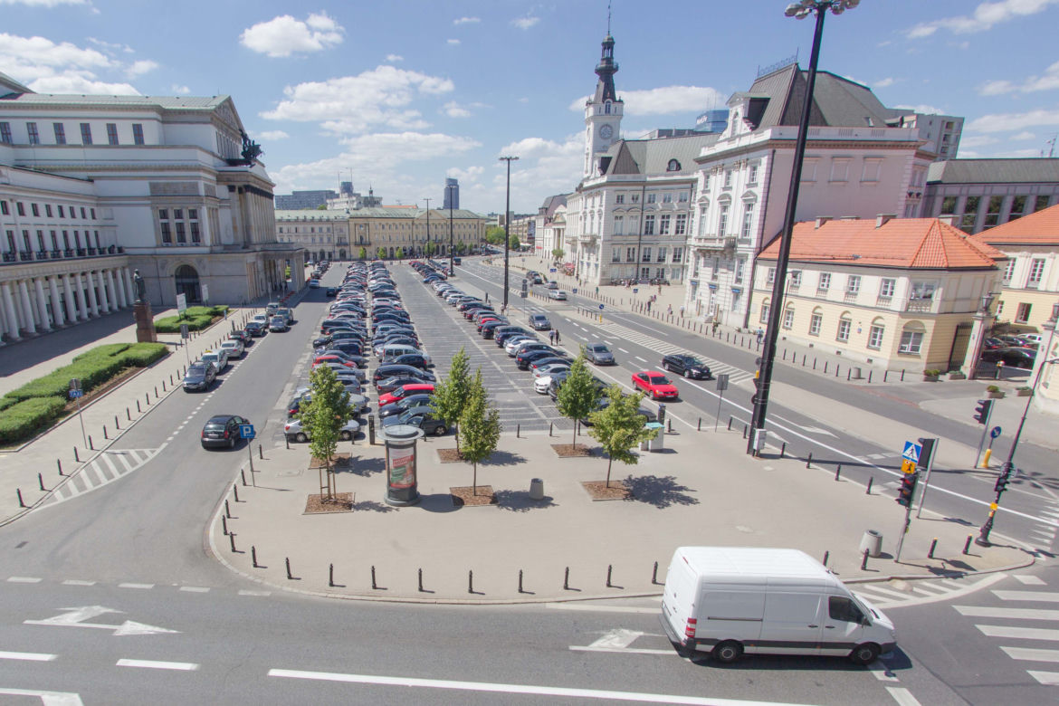 RATUSZ BIERZE SIĘ ZA PARKINGI.