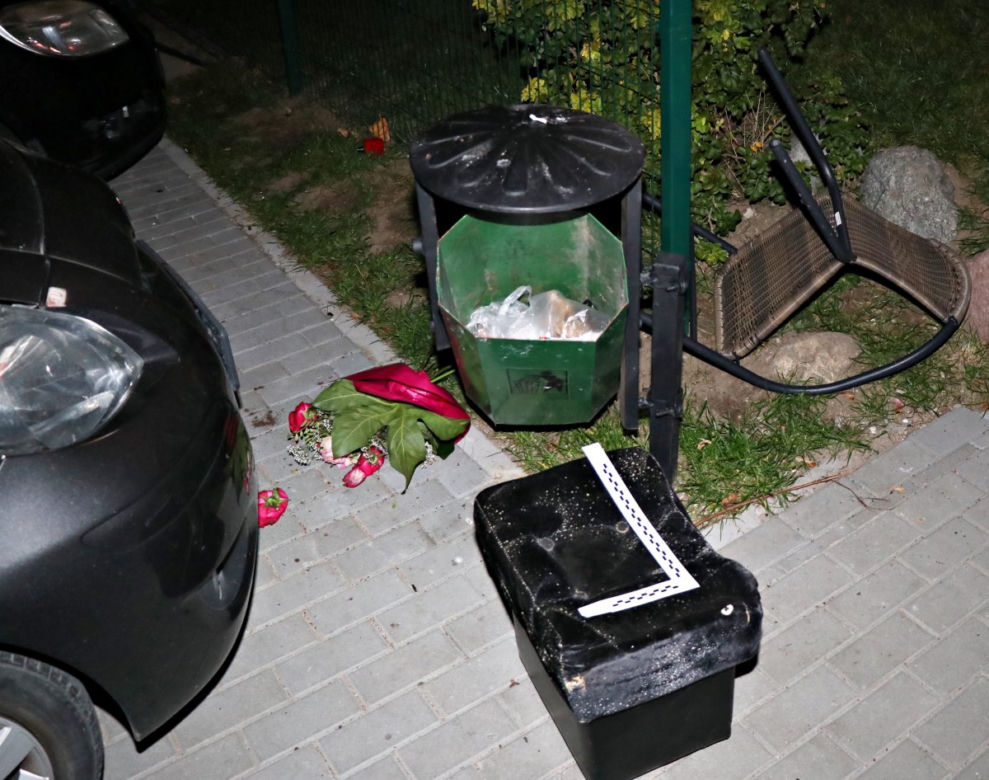 Suwałki. Demolka na osiedlu Północ. Na oczach policjantów wyrzucił pufę przez balkon